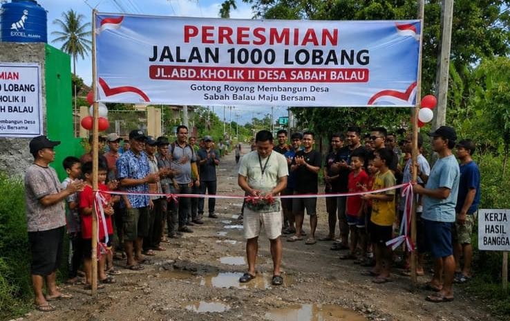 Kecewa Tak Direspons Pemerintah, Warga Sabah Balau Patungan Perbaiki Jalan Rusak yang Makan Korban