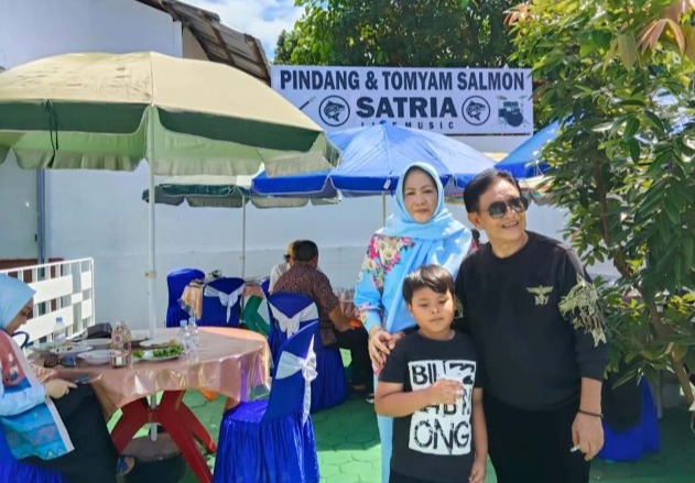 Eksplorasi Kuliner Musisi Senior, Hary Kohar Resmikan Warung Pindang & Tomyam Salmon Satria di Bandarlampung