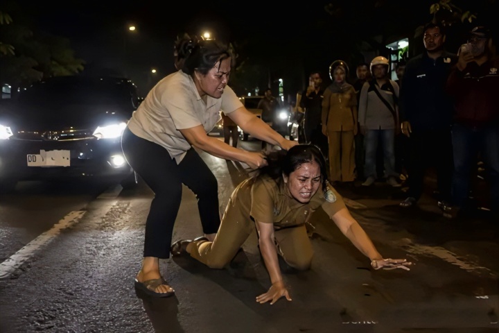 Diduga Istri Kadis Dikbud Aniaya ASN Perempuan di Jalan Raya, Rambut Dijambak dan Diseret