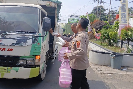 Polsek Bumi Waras Bagikan Nasi Kotak dan Serap Aspirasi Warga Lewat Jumat Berkah
