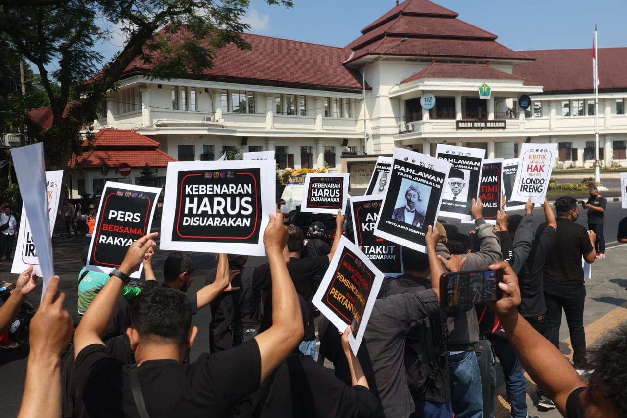 Lintas Organisasi Wartawan Malang Raya Gelar Aksi Protes “Kami Bukan Londo Ireng”