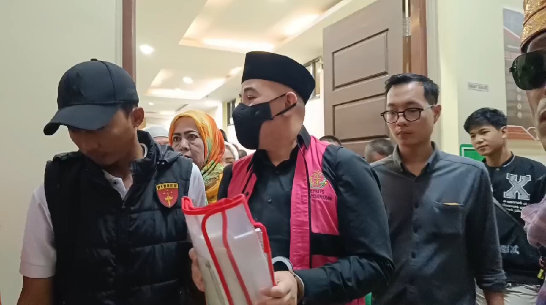 Liput Dendi Keluar Sidang, Ponsel Wartawan Mendadak Dipukul Pria Berkacamata Hitam