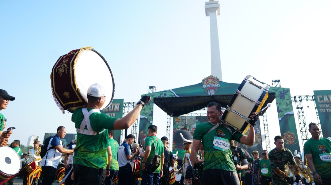 Momen Langka, Mayjen TNI Kristomei Sianturi Jadi Peserta Lomba Lari hingga Main Drumband di Kostrad Run 2026