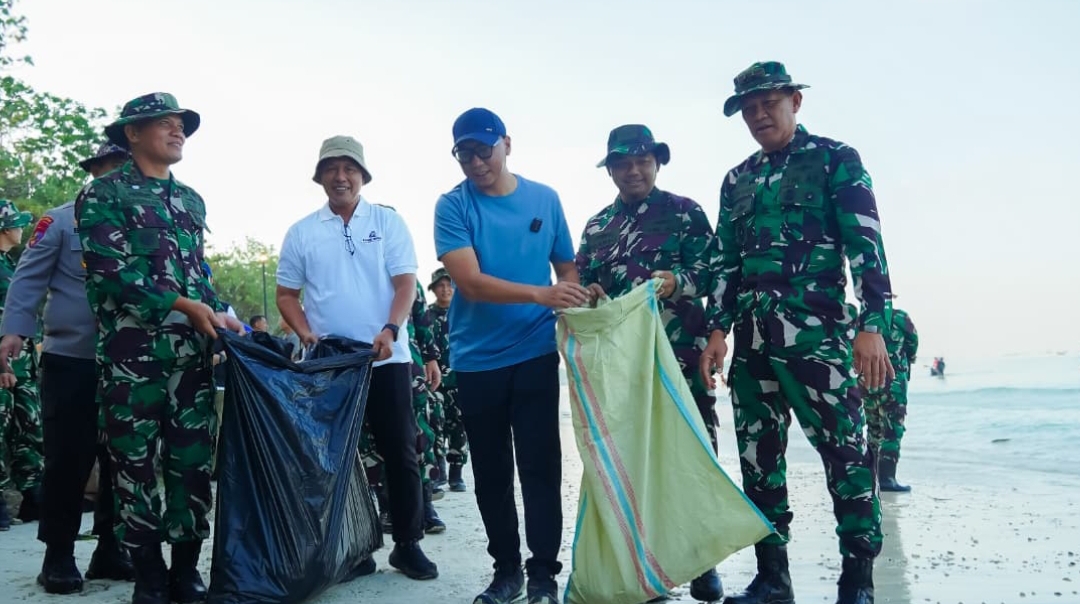 Pimpin Gerakan Radin Inten Asri, Mirza Ajak Warga Biasakan Jaga Kebersihan Pesisir