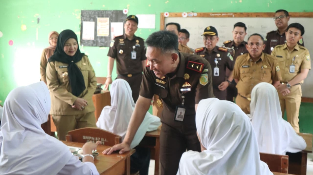 Kajati Lampung dan Eva Dwiana Tinjau Program MBG di Bandar Lampung, Pastikan Sesuai Standar Gizi