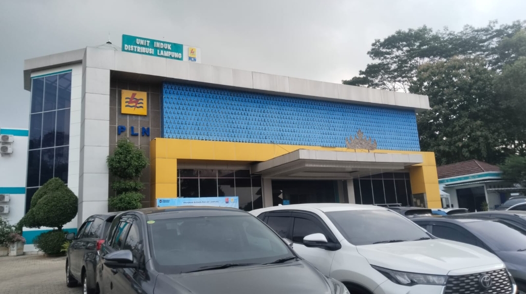 PLN Lampung Tegaskan Sanksi Pidana Bagi Vendor yang Pasang Kabel Wifi Sembarangan