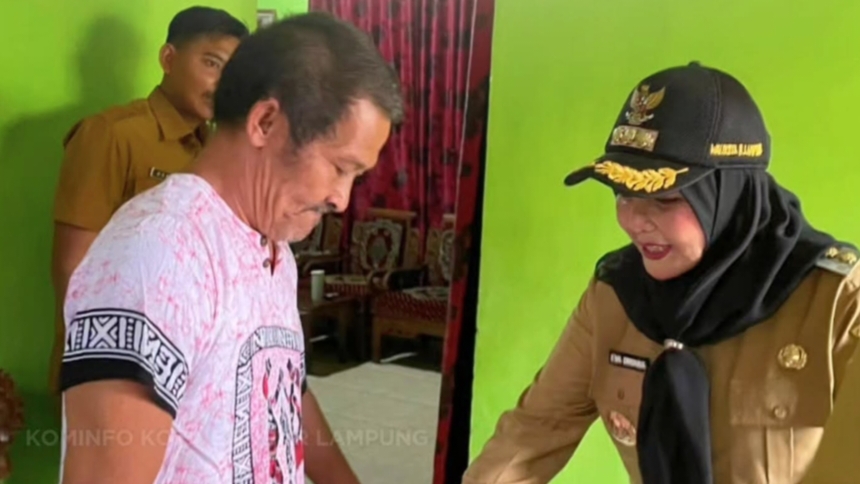 Wali Kota Eva Serahkan Bantuan Alat Kesehatan kepada Warga di Kedaton