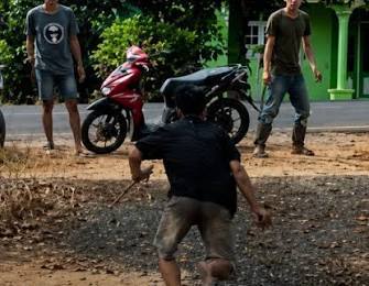 KRONOLOGI Duel Senjata Tajam di Sukadana: Diserbu Pria Berpedang, Tangan Korban Nyaris Putus