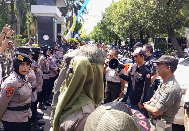BREAKING NEWS: Dampingi Guru Honorer Demo Wali Kota Metro, Wakil Ketua DPRD Ancam Lapor Ombudsman