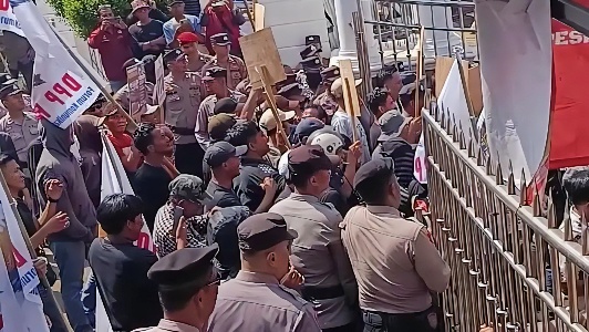 Aksi Massa Fokal di Depan Kejati Lampung Ricuh, Pengunjuk Rasa Menerobos Gerbang