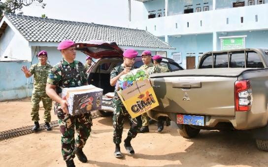 Yonif 7 Marinir Salurkan Bantuan Sembako untuk Santri Yatim Piatu Pesantren Nurul Huda