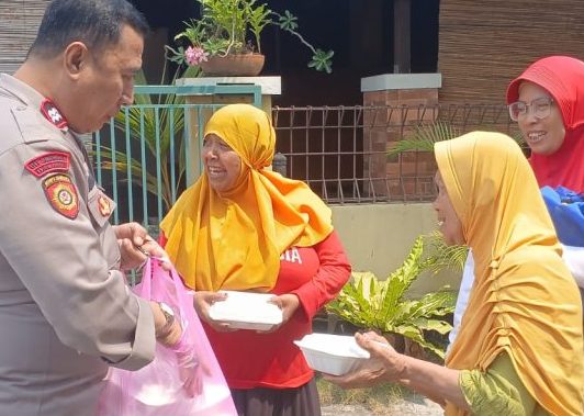 Melalui Jumat Berkah, Polsek Bumi Waras Bagikan Nasi Kotak Gratis ke Warga