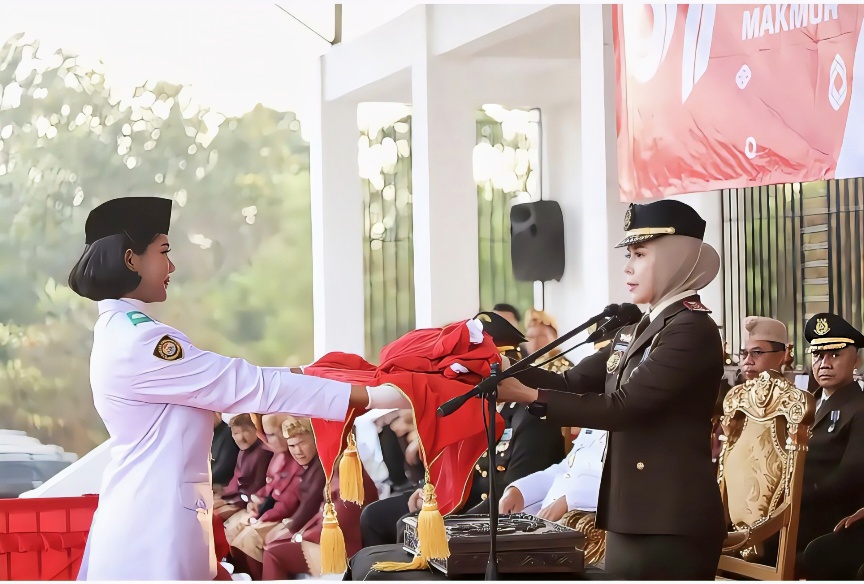 Pimpin Upacara Penurunan Bendera HUT ke-81 RI, Kajari Lampung Tengah Tekankan Integritas dan Kepemimpinan Humanis