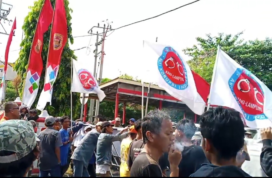 Aliansi LSM Aligatorr Soroti Dugaan Disparitas Tahun Lahir dan Keabsahan Administrasi Kembaran Walikota Bandar Lampung