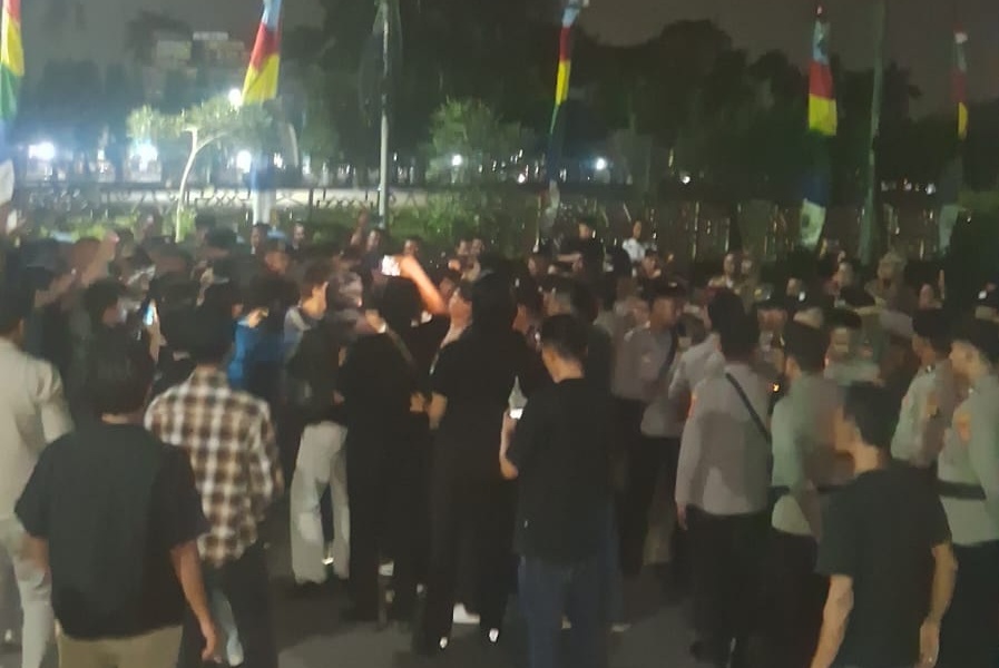 Massa “Kemah Juang” Pindah ke Kantor Gubernur Lampung, Tenda Berdiri Meski Sempat Dihadang Aparat