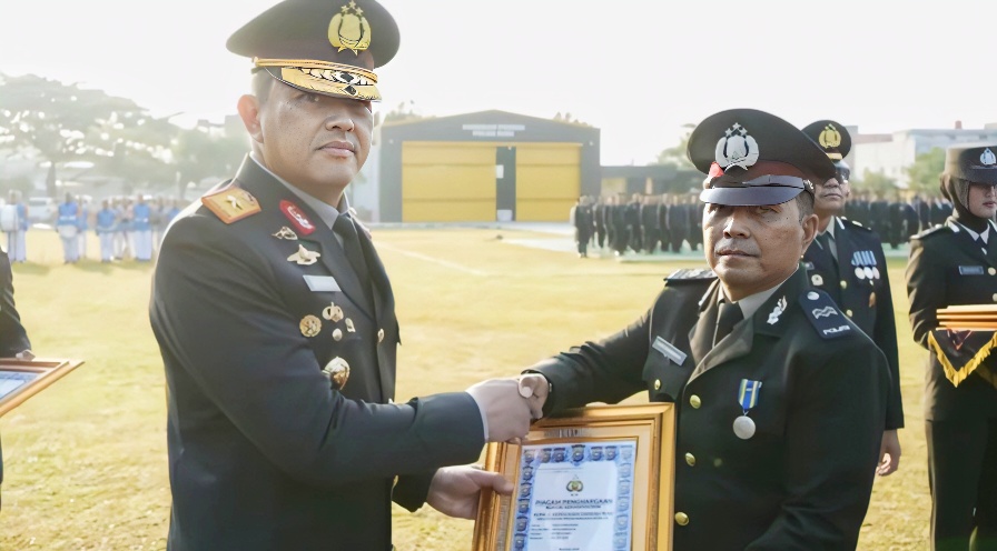 HUT ke-81 RI, Polda Riau Beri Penghargaan ke 355 Personel dan Mitra Ekspedisi Merah Putih