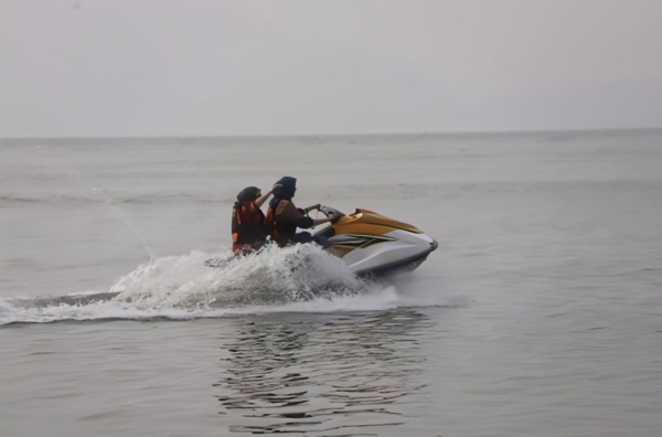 Ketua Bhayangkari Lampung dan Ketua TP PKK Lampung Barat Nikmati Jetski Danau Ranau