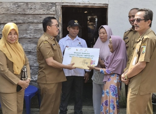 Pemkab Pesawaran dan BAZNAS Bedah Rumah Lansia Tunawicara di Padang Cermin