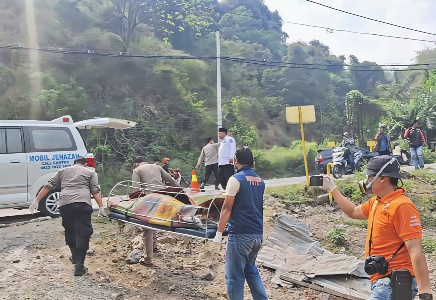 Pria 45 Tahun Ditemukan Tewas Membusuk di Depan Bekas Kafe Way Laga