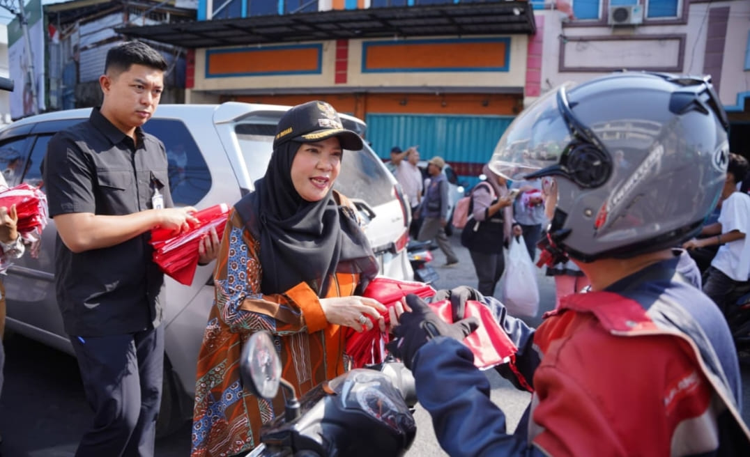 Wali Kota Eva Bagikan 10 Ribu Bendera, Warga Bandar Lampung Diajak Semarakkan HUT RI