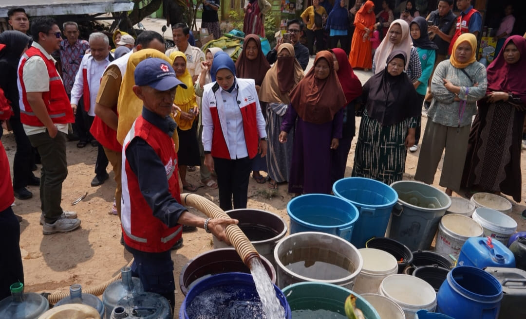 Krisis Air Landa Way Laga, PMI Bantu 12 Ribu Liter Air Warga Diminta Ngirit