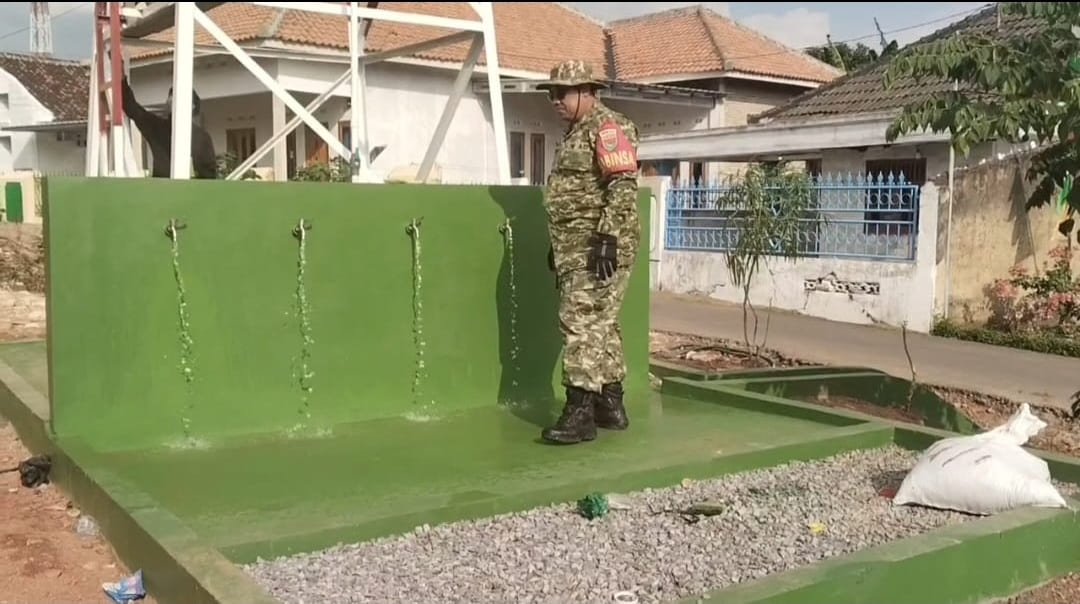 Jejak Babinsa Menjawab Dahaga Warga Kotabumi