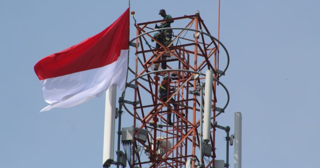 Jelang HUT Ke-81 RI, Puslatpurmar 8 Teluk Ratai Kibarkan Merah Putih di Menara Telkomsel Setinggi 74 Meter