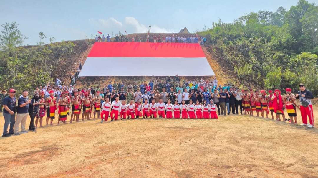 Sang Saka Raksasa Berkibar di Jagoi Babang, Bukti Semangat Nasionalisme Warga Perbatasan Masih Menyala