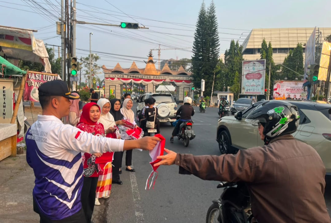 Pemprov Lampung Dorong Nasionalisme Lewat Gerakan Pembagian Bendera Merah Putih
