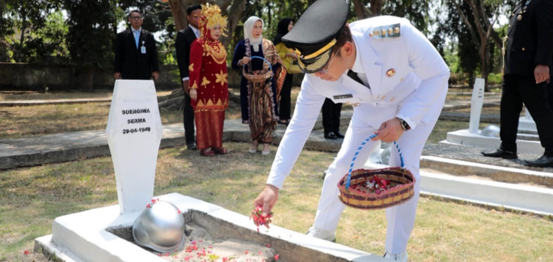 Ziarah di TMP Kusuma Bangsa, Bupati Radityo Egi Serukan Semangat Pahlawan untuk Lampung Selatan yang Lebih Maju