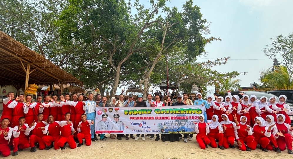 Wabup Hankam Hasan Hadiahi 33 Paskibraka Tuba Liburan ke Pantai