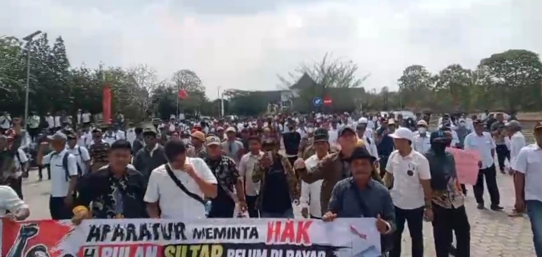 Ratusan Aparatur Tiyuh Kepung Kantor Pemkab Tubaba, Tagih Gaji Empat Bulan Belum Dibayar