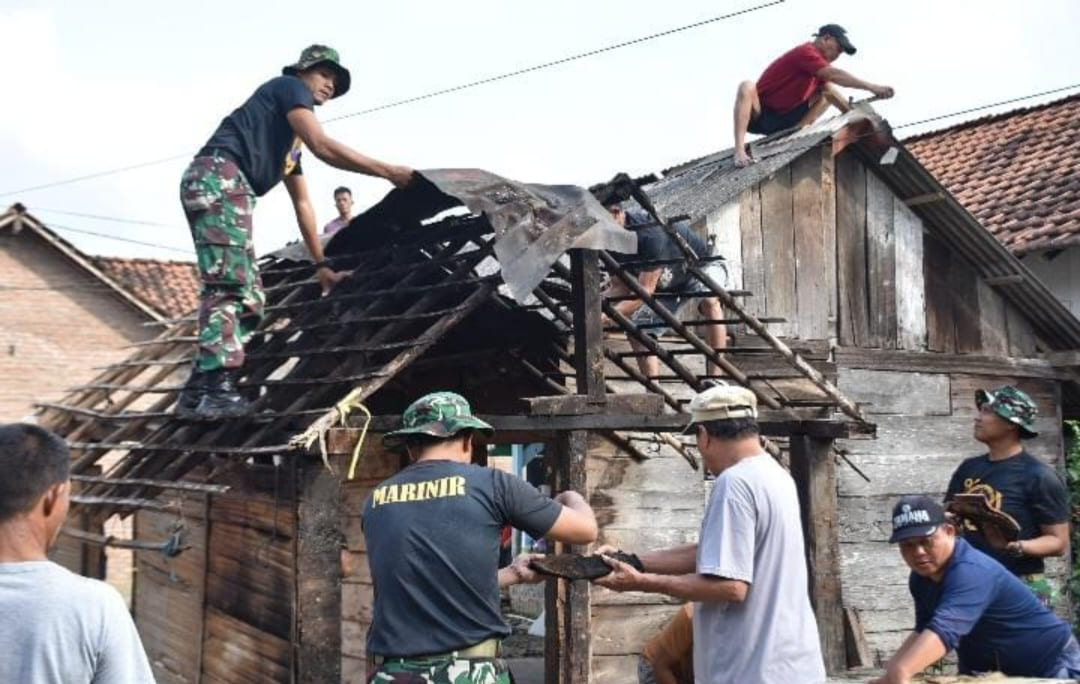 Prajurit Marinir/BS Gotong Royong Bedah Rumah Warga Tuna Wicara di Pesawaran