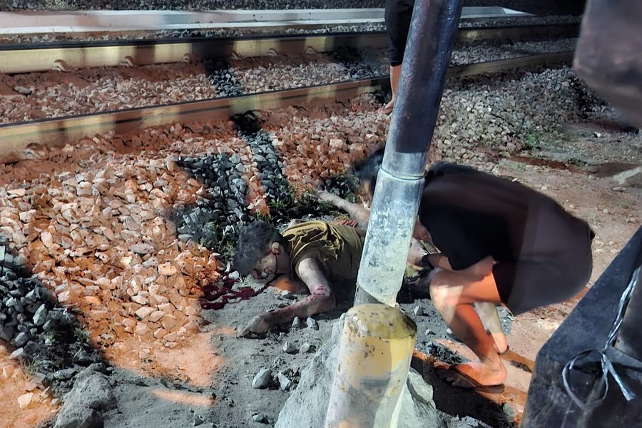 Asyik Teleponan Saat Seberangi Rel, Pria di Labuhan Ratu Tewas Disambar Kereta Api