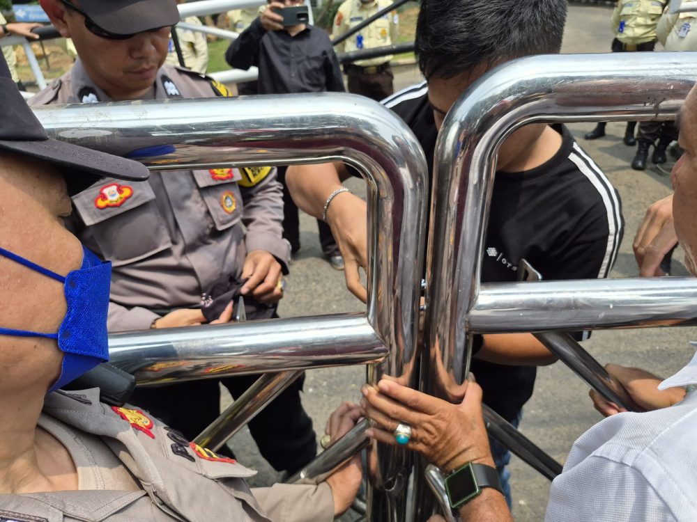 Duga Ada Tambang Emas Ilegal di Areal HGU, ALAMBAKA Gembok Pagar Kantor PTPN I Regional 7