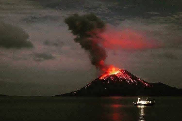 Empat Kecamatan di Tanggamus Terdampak Debu Erupsi Gunung Anak Krakatau