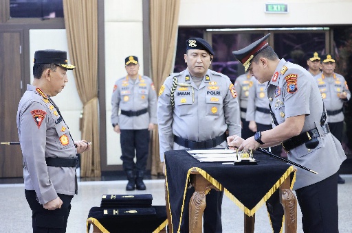 Kapolri Pimpin Sertijab Pejabat Utama dan Sejumlah Kapolda di Mabes Polri