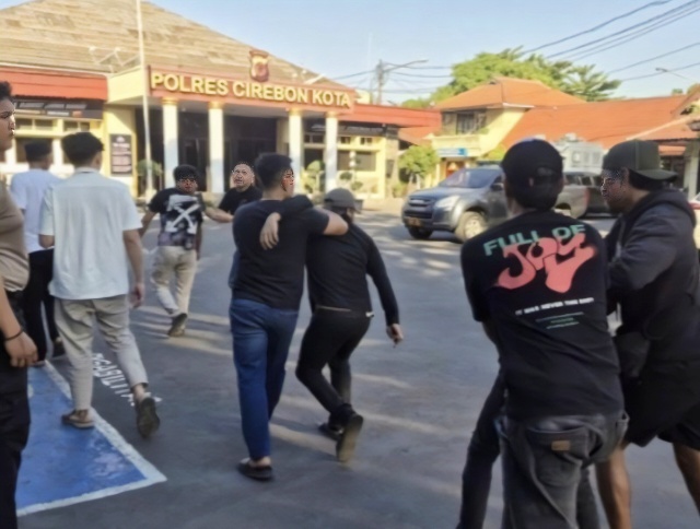 Hendak Tarik Mobil Warga, 7 Debt Collector Luar Daerah Diangkut Resmob Polres Cirebon Kota
