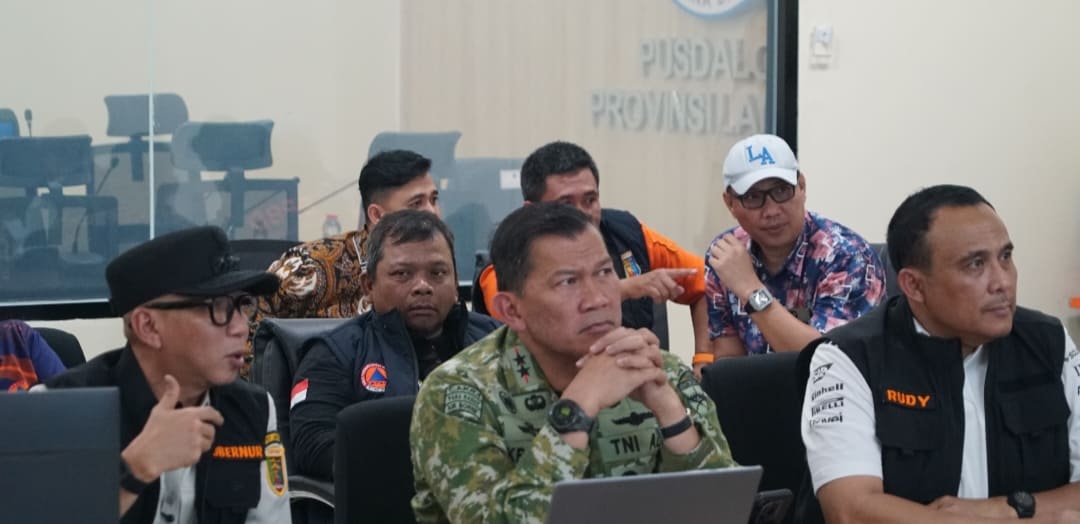 TNI Kerahkan Prajurit Antisipasi Dampak Debu Vulkanik, Masker Dibagikan ke Warga