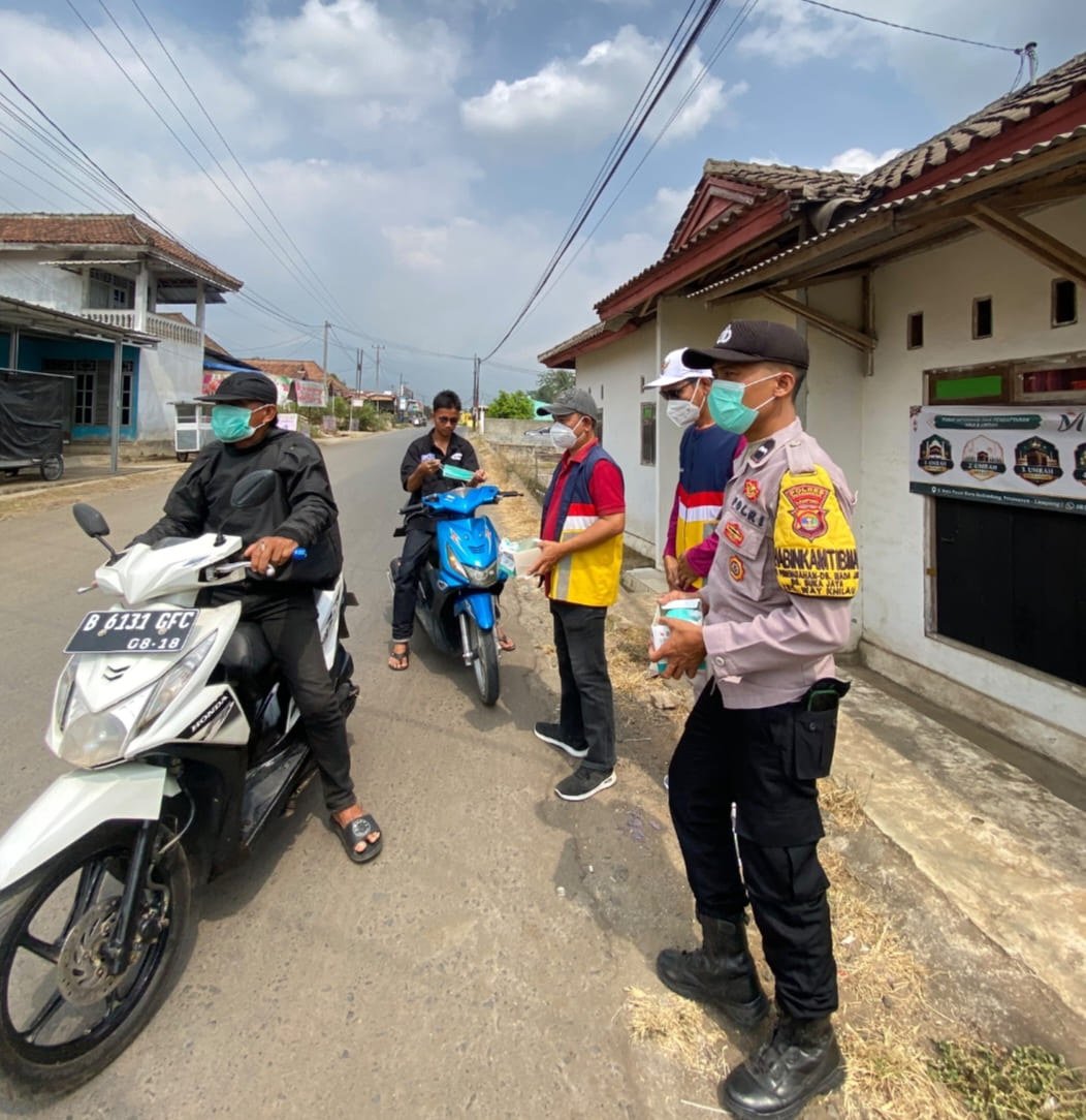 Gerak Cepat Puskesmas Kedondong Dan Polsek Tanggap Paparan Debu Vulkanik, Bagikan Masker kepada Masyarakat