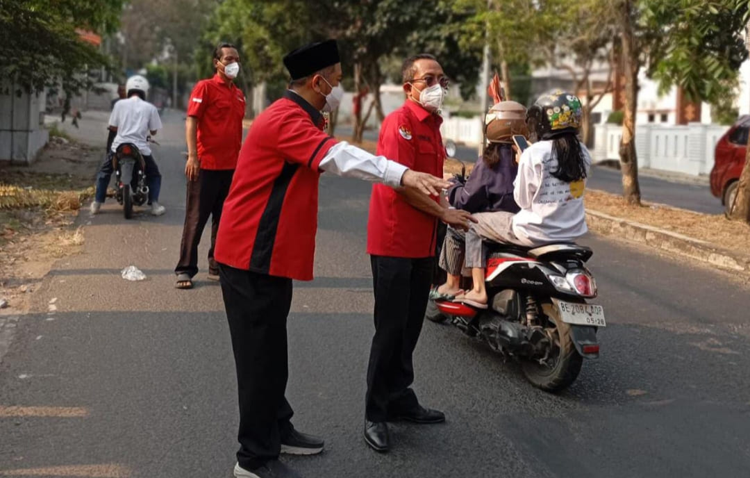 PDI-P Bandar Lampung Bagikan Ribuan Masker dan Semprot Jalan Dampak Abu Vulkanik