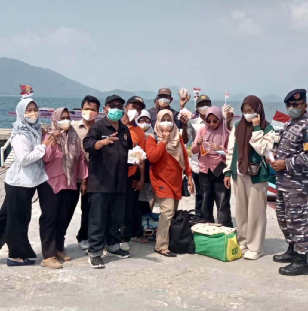 Abu Vulkanik Anak Krakatau Selimuti Pesisir Pesawaran, IJP Lampung Bagikan 1.000 Masker