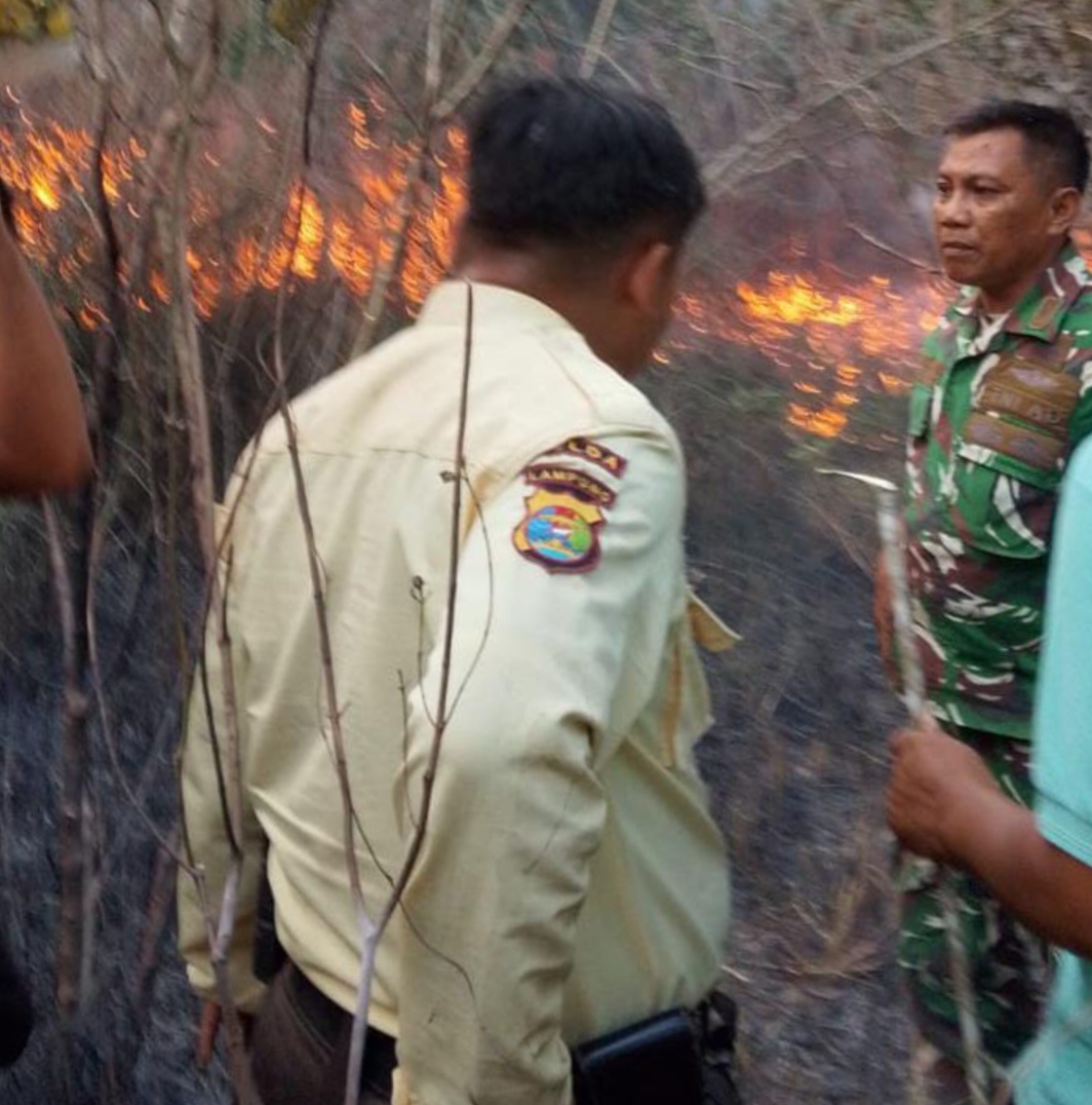Babinsa Sabah Balau Bersama K3 dan Warga Padamkan Kebakaran Lahan ITERA