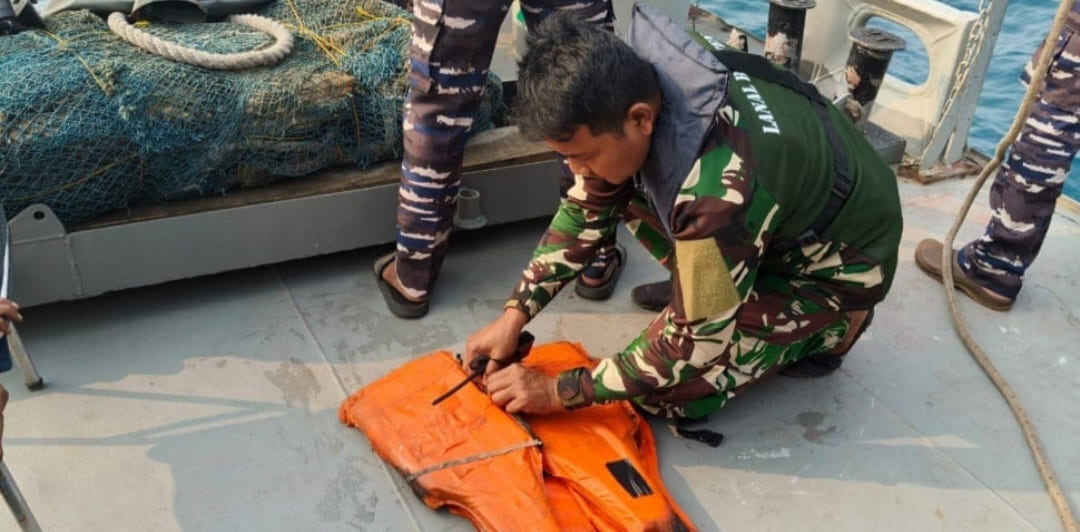 Operasi SAR H.3, Tim Gabungan Temukan Life Jacket di Perairan Selat Sunda