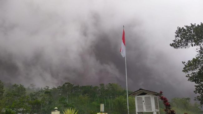 Gunung Merapi Muntahkan Awan Panas Sejauh 2.000 Meter, BPPTKG Pertahankan Status Siaga