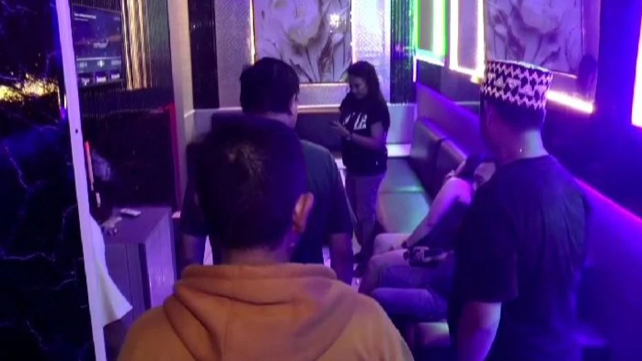 Diduga Sediakan Miras dan Pemandu Lagu Tanpa Izin, Tempat Karaoke Ruko di Kedamaian Digerebek Warga