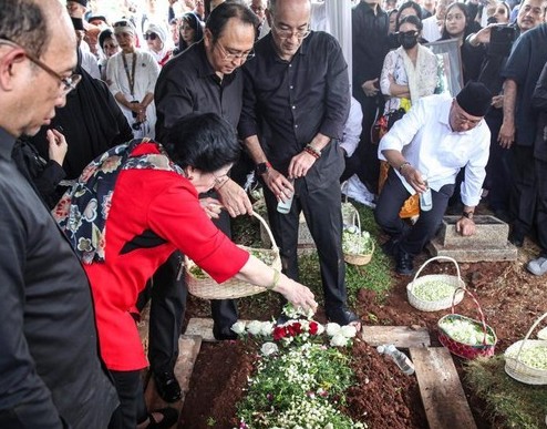 Putra Bungsu Bung Karno, Guruh Soekarnoputra Dimakamkan di TPU Karet Bivak Berdampingan dengan Ibunda Fatmawati