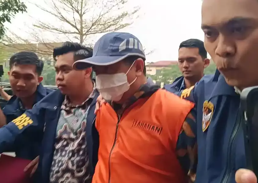 Berbaju Oranye dan Dikawal Ketat, Sekda Lampung Tengah Welly Adiwantra Resmi Ditahan Polda Lampung