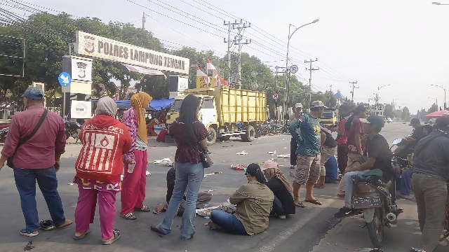 Tuntut Pembebasan 6 Warga dan 3 Truk Sawit, Ratusan Warga Bangunrejo Grebek Mapolres Lampung Tengah