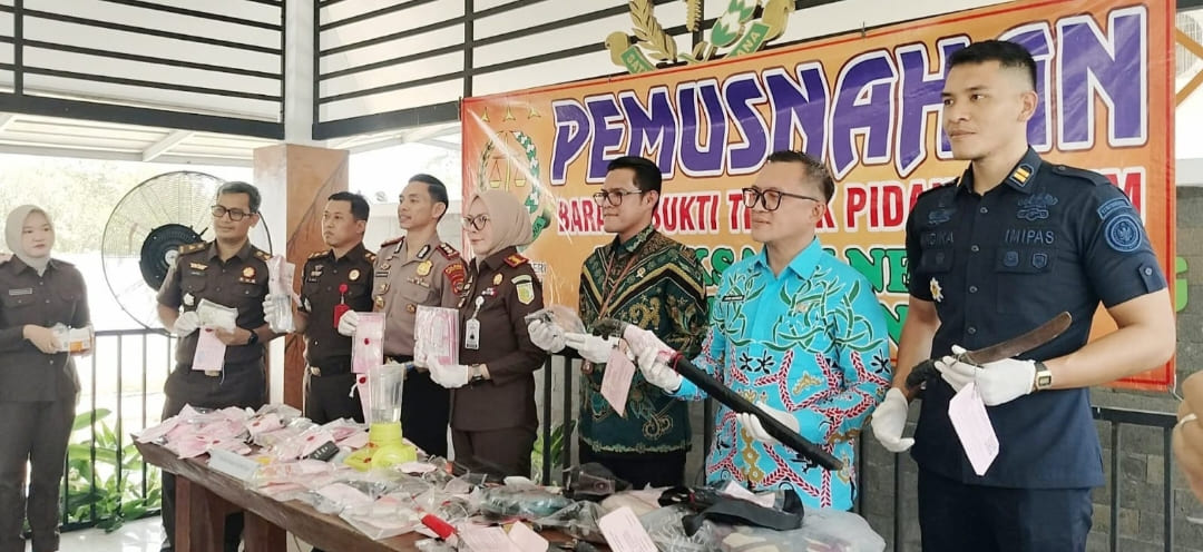 Kejari Lampung Tengah Musnahkan Barang Bukti dari 93 Perkara, Sabu 407 Gram